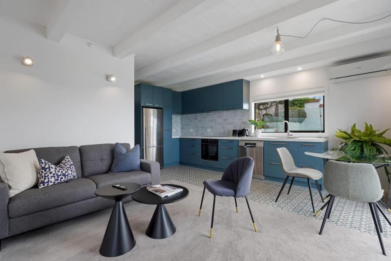 Magnificent Beachfront Mansion - Pool - Fireplace * Auckland