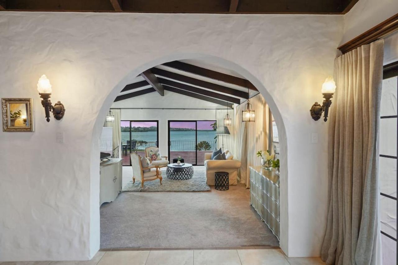 Magnificent Beachfront Mansion - Pool - Fireplace * Auckland