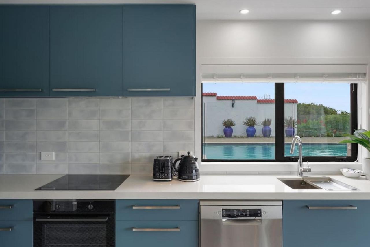 Magnificent Beachfront Mansion - Pool - Fireplace Villa Auckland