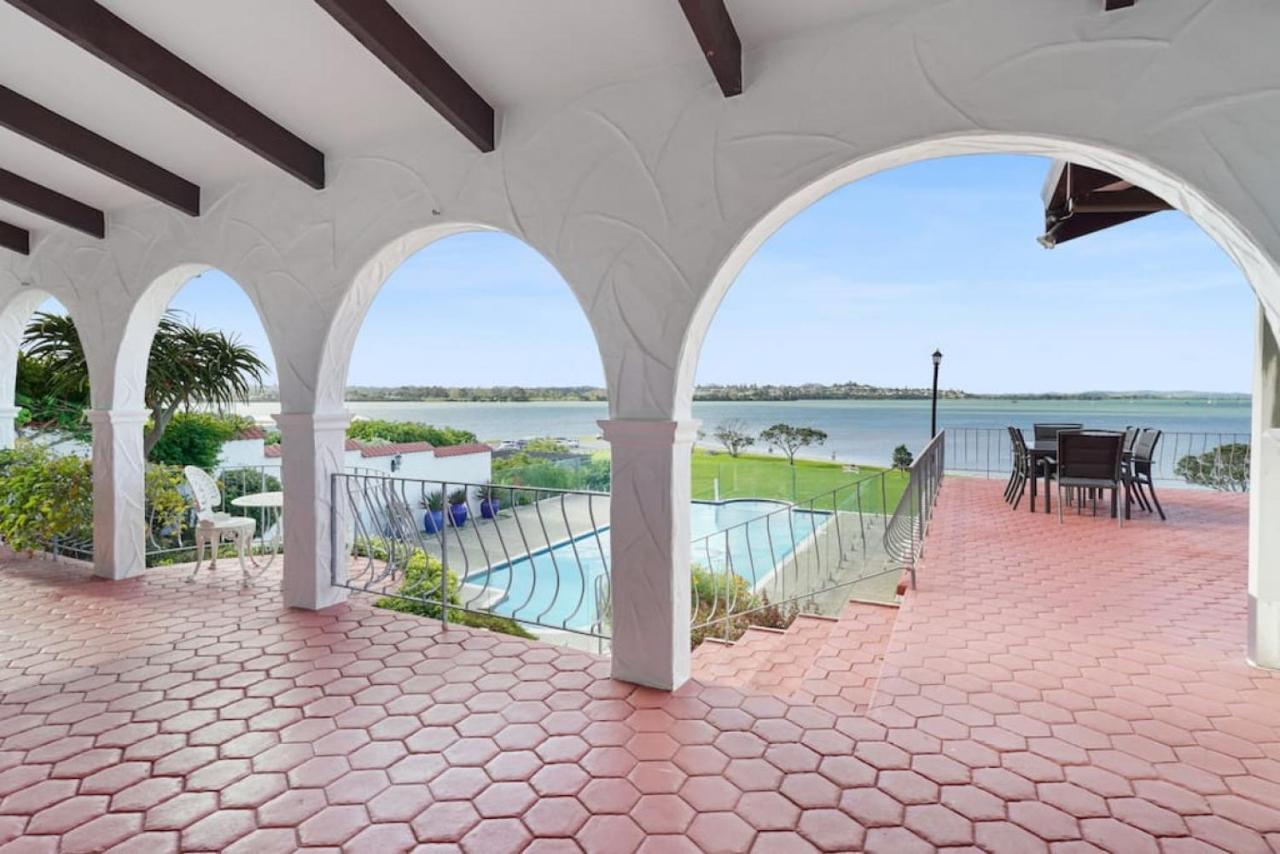 Magnificent Beachfront Mansion - Pool - Fireplace * Auckland