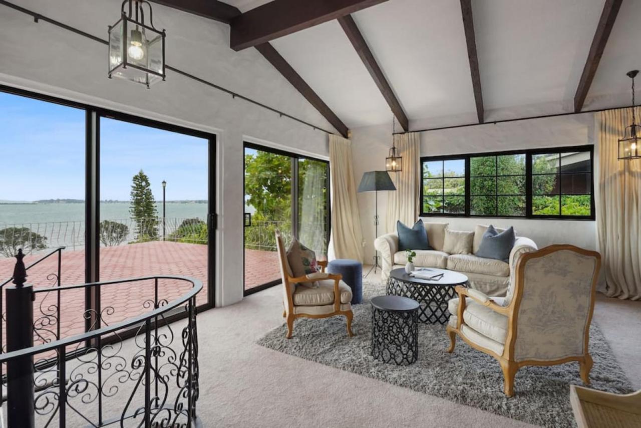 Magnificent Beachfront Mansion - Pool - Fireplace * Auckland