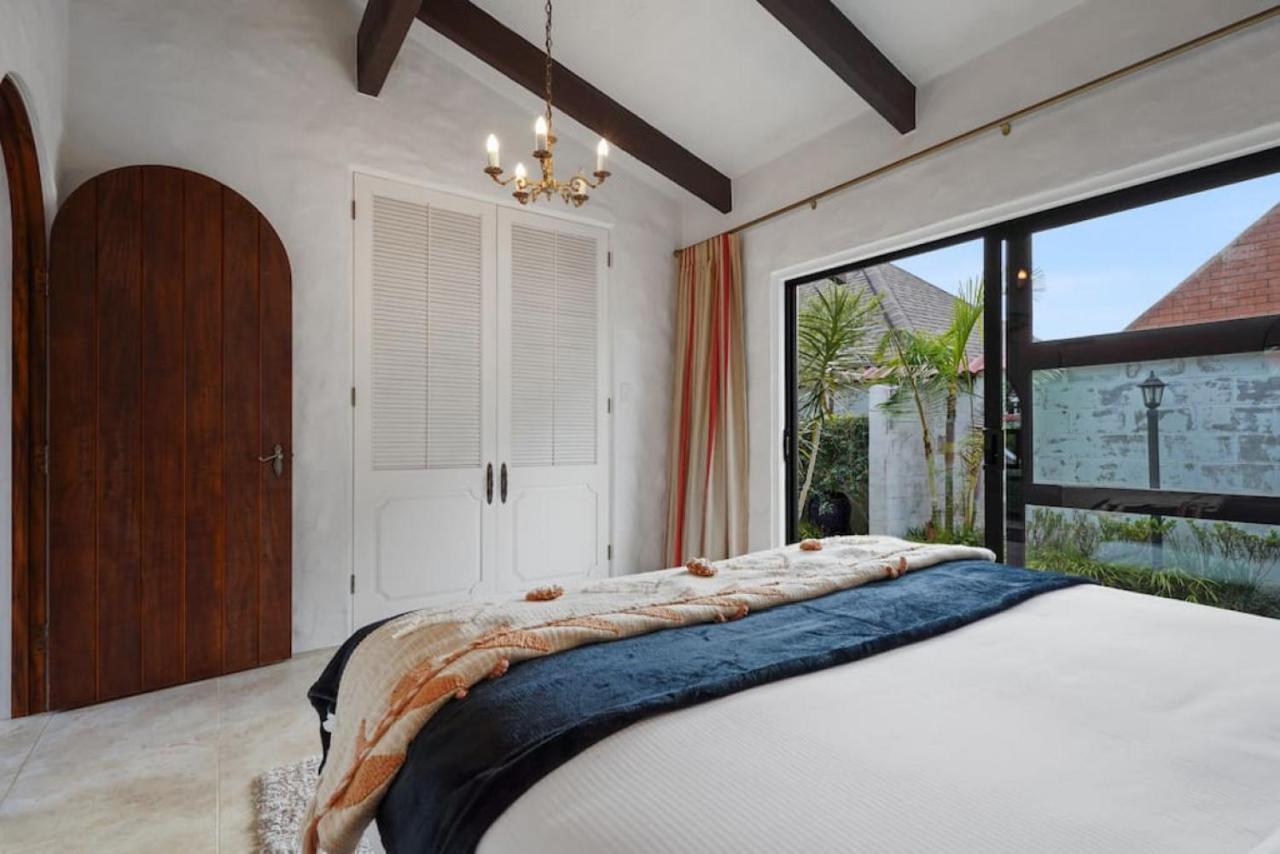 Magnificent Beachfront Mansion - Pool - Fireplace * Auckland