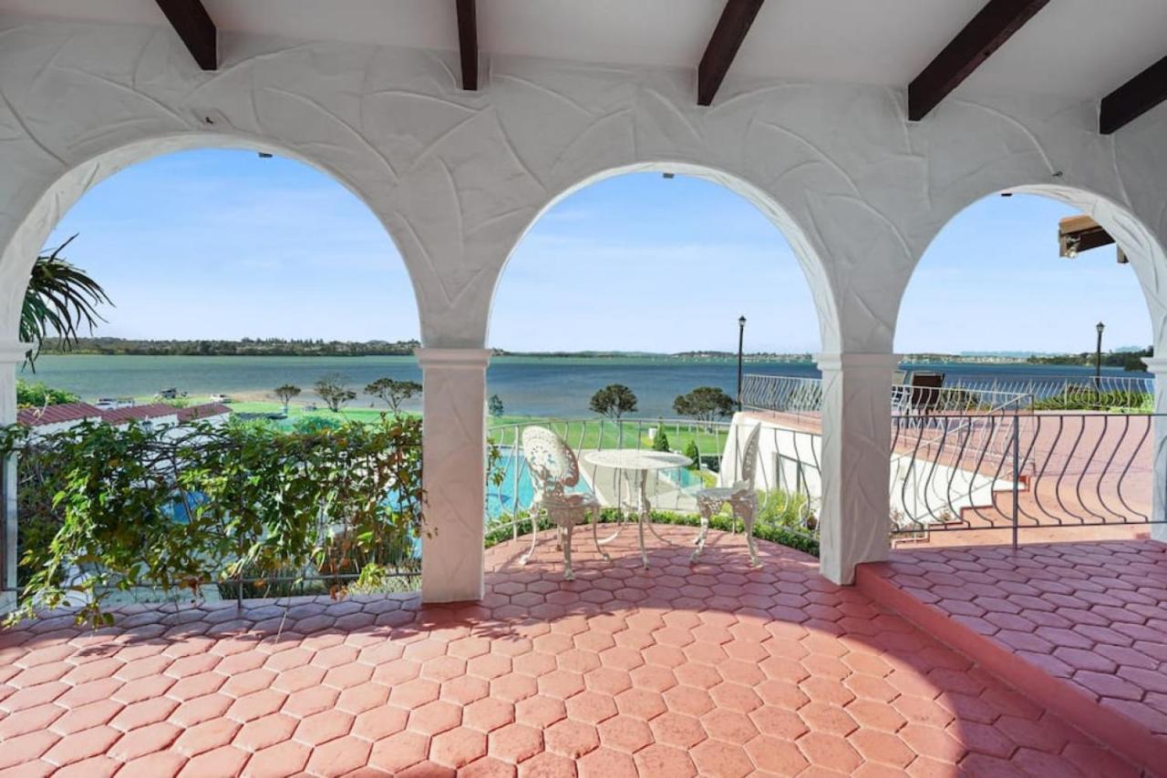 Magnificent Beachfront Mansion - Pool - Fireplace Villa Auckland