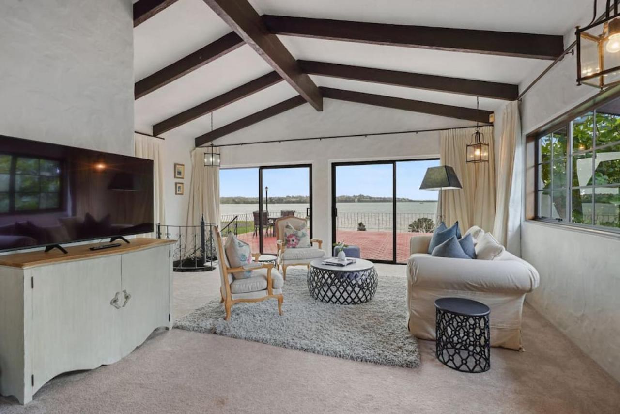 Magnificent Beachfront Mansion - Pool - Fireplace * Auckland