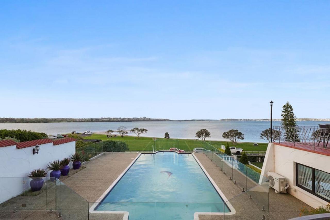 Magnificent Beachfront Mansion - Pool - Fireplace Auckland