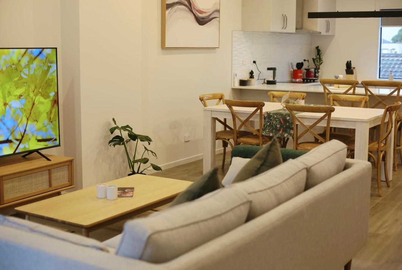 Cozy And Comfortable, Sunny Three-storey Building