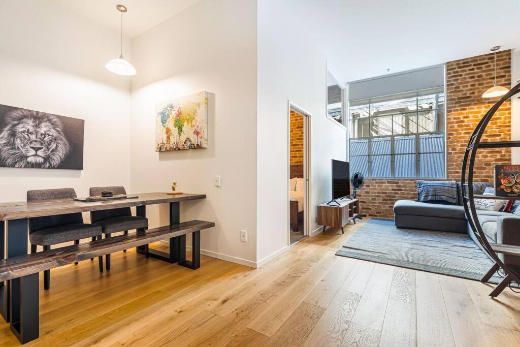 Stylish Pad Near Sky Tower Apartment