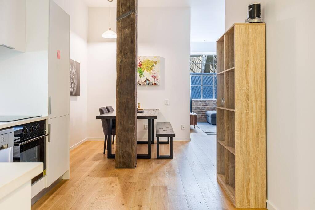 Stylish Pad Near Sky Tower *
