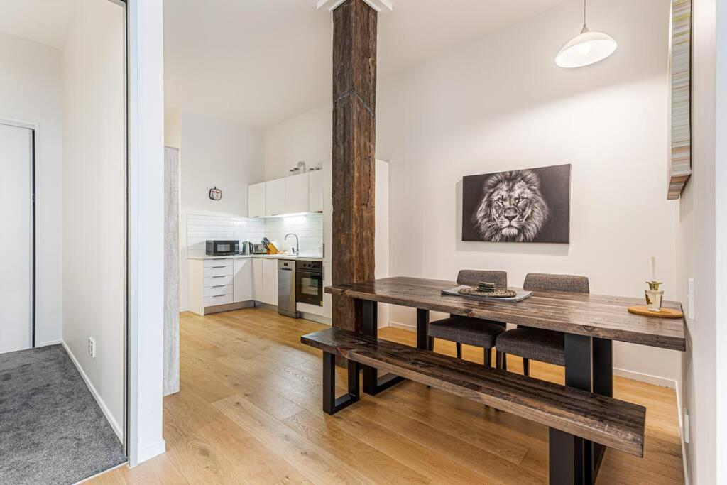 Stylish Pad Near Sky Tower Auckland
