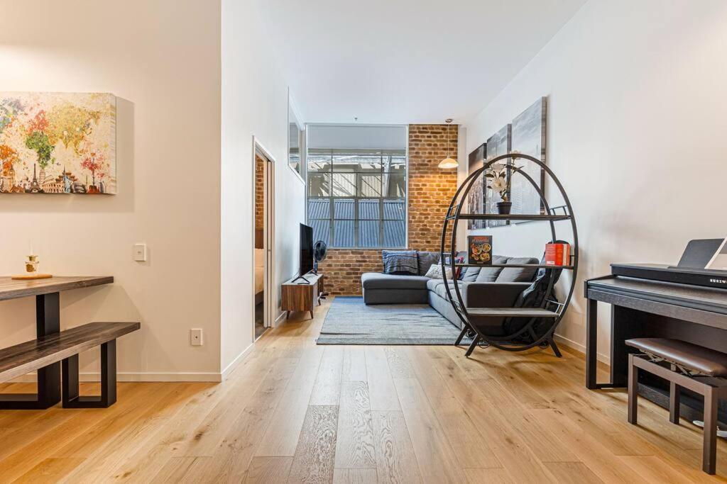 Stylish Pad Near Sky Tower *