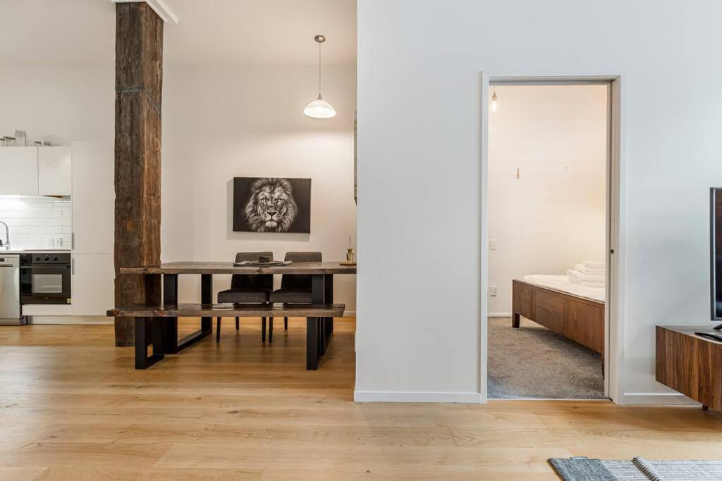 Stylish Pad Near Sky Tower Apartment *