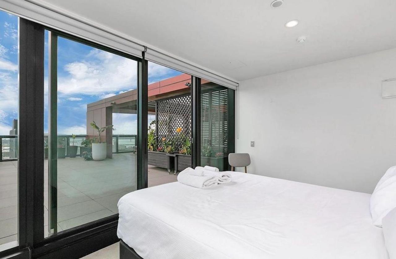 Magnificent Skytower, Sea, Habour View In Cbd
