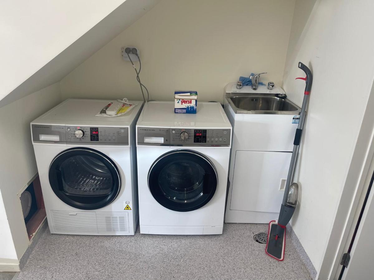 Spacious Near Cbd Pool Parking 3br Apartment