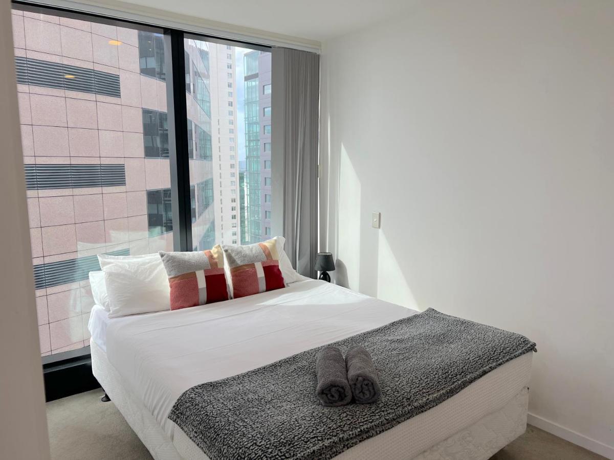 Magnificent Skytower, Sea, Habour View In Cbd