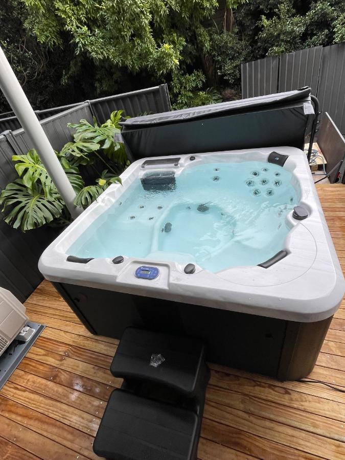 Spacious Near Cbd Pool Parking 3br Auckland