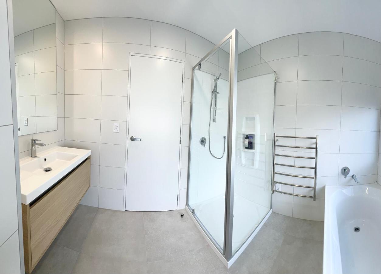 A&j Queen Bedroom-quiet And Brand New With Reserve View Homestay Auckland
