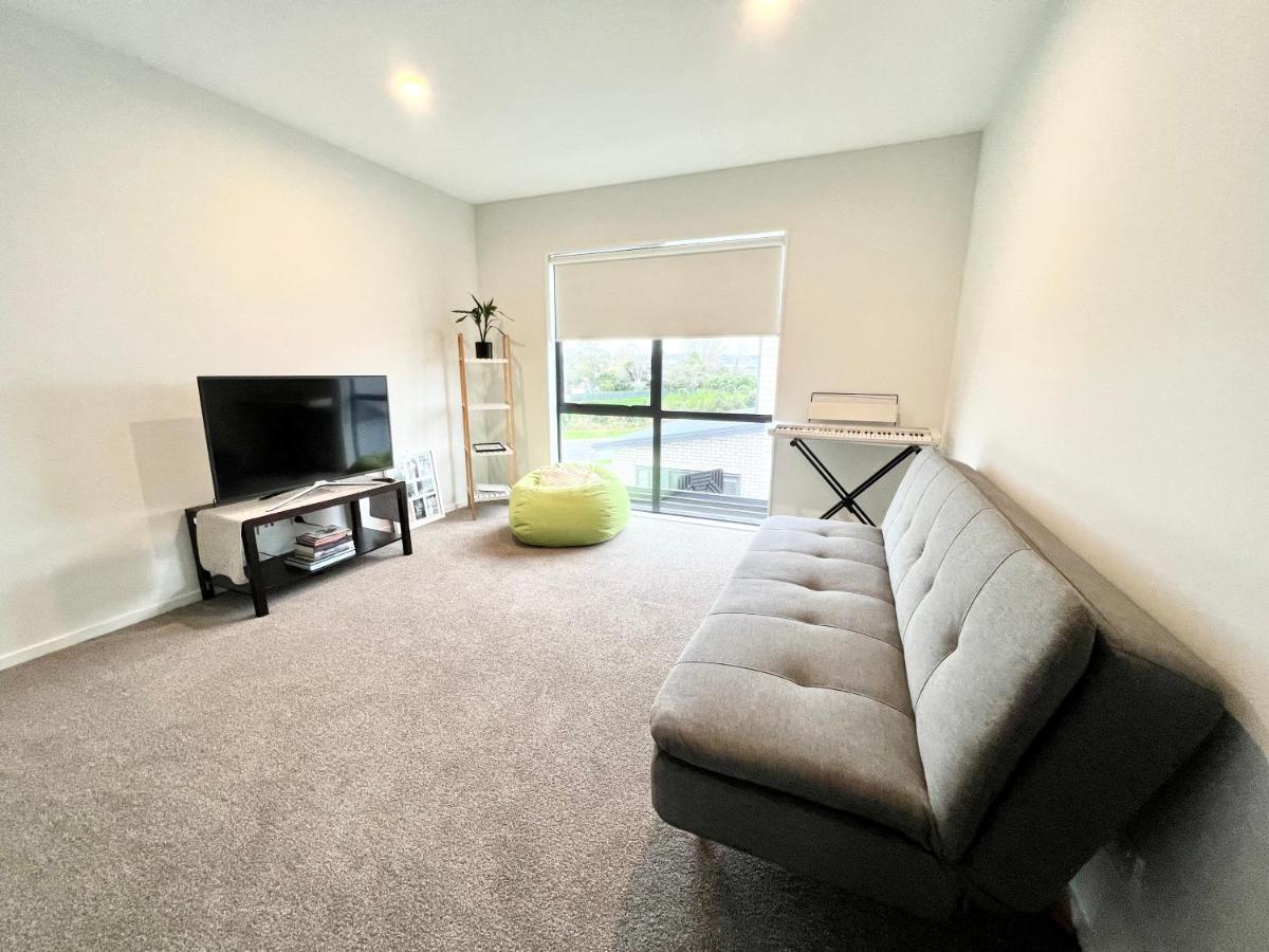 A&j Queen Bedroom-quiet And Brand New With Reserve View Auckland