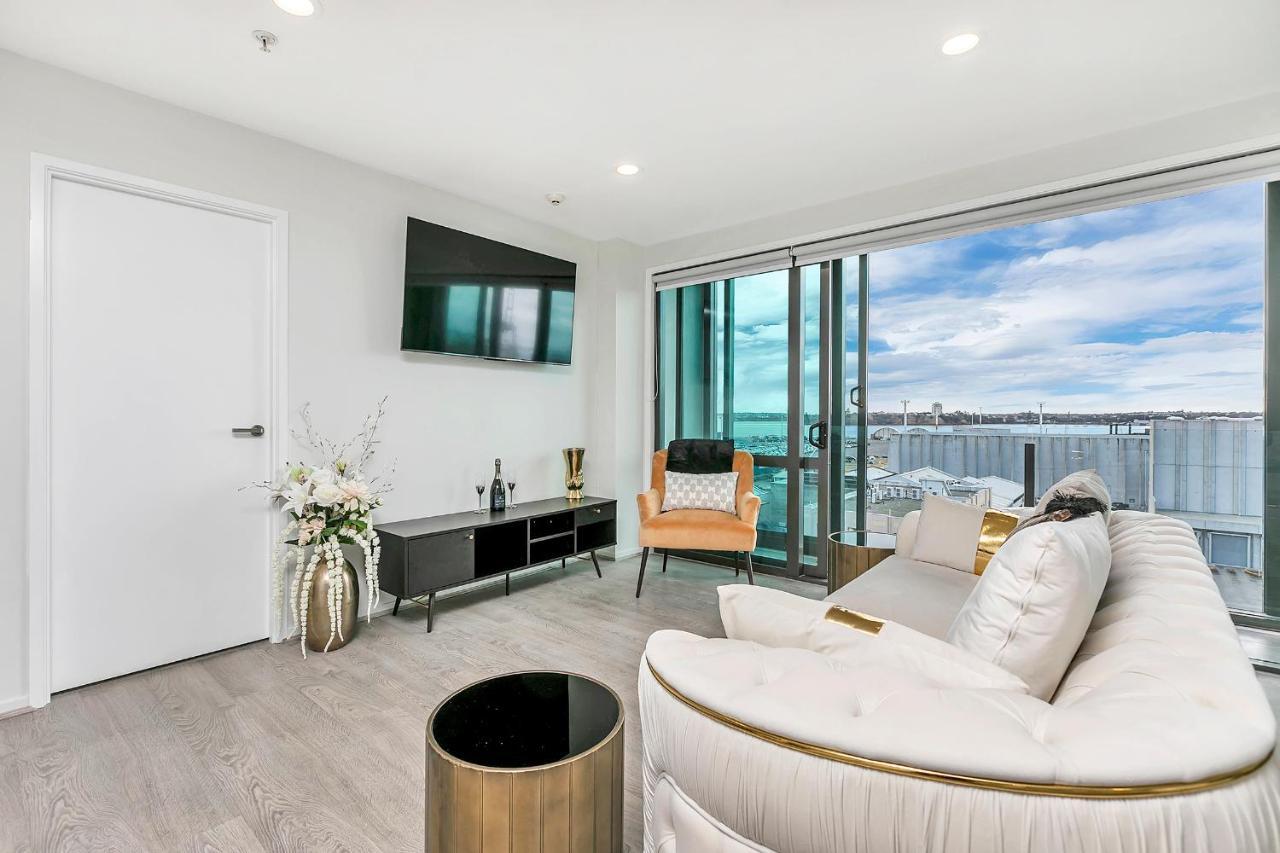 Dockside Luxury + Cp