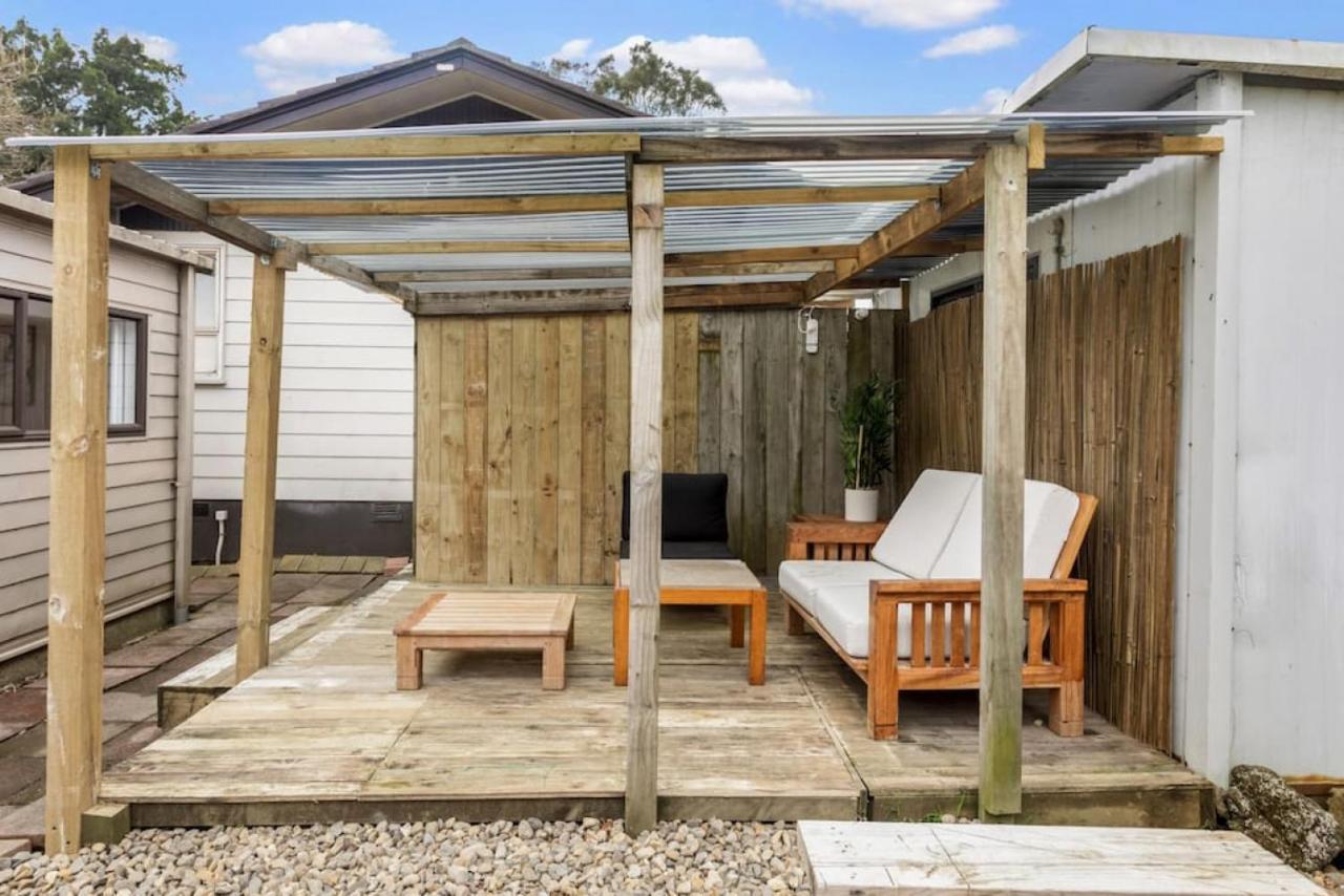 Fusion Modern Escape With Parking And Patio * Auckland