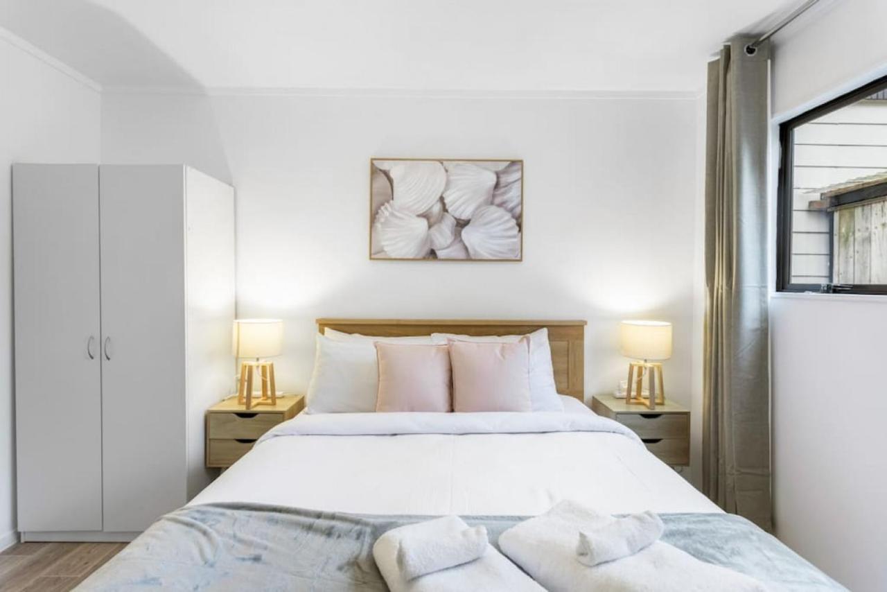 Fusion Modern Escape With Parking And Patio * Auckland