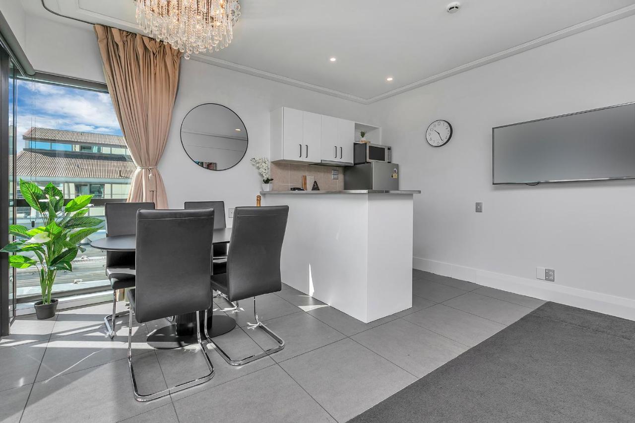 Bachelor's Sunset Pad Apartment *