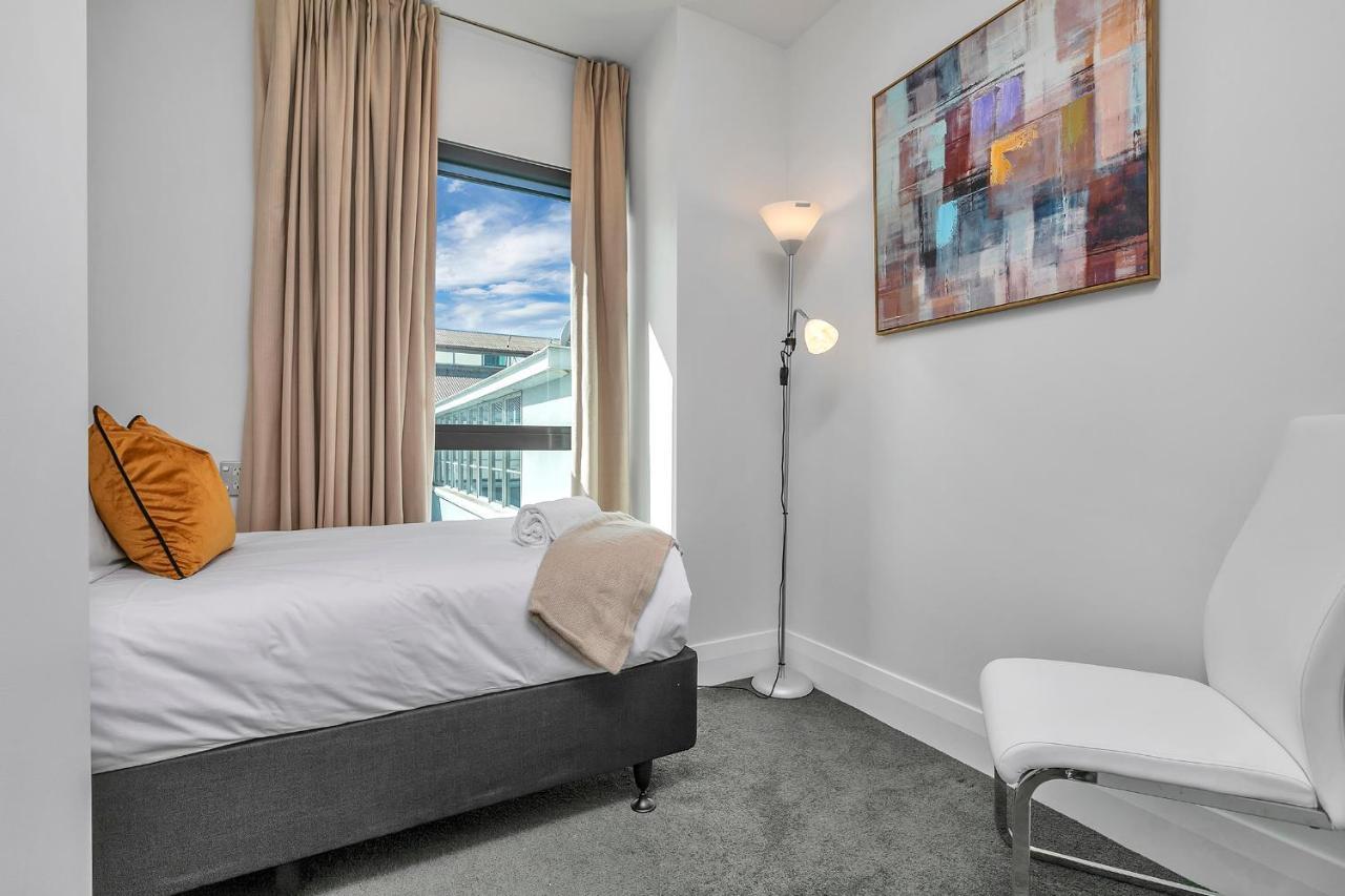 Apartment Bachelor's Sunset Pad *