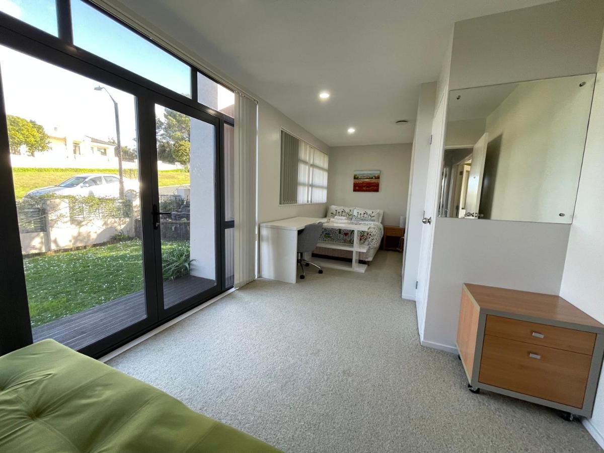 Guest house Private In A Lovely House Auckland