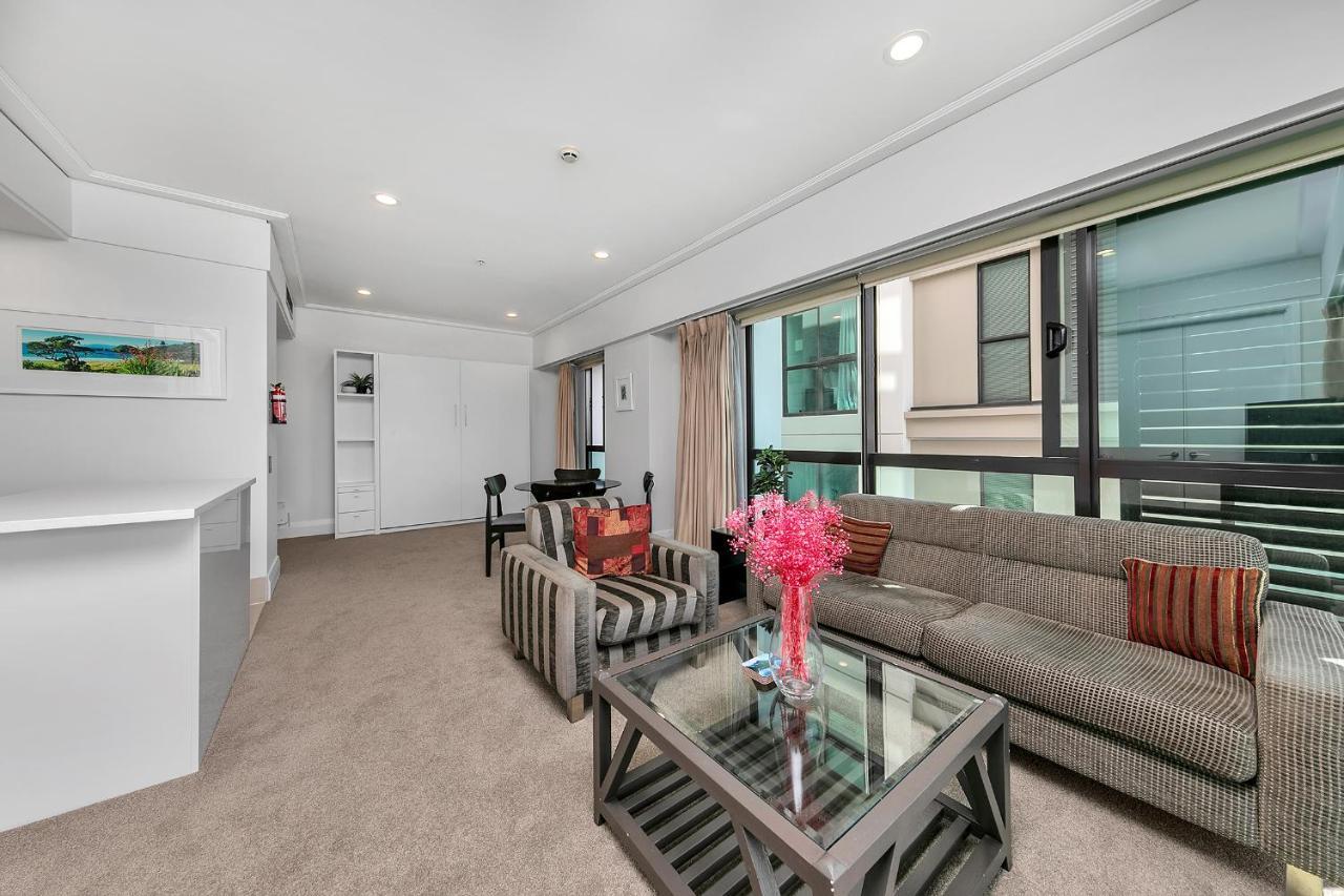 Fabulous Corner W/ Dazzling Harbour View Apartment *