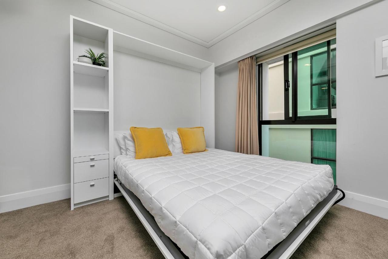 Fabulous Corner W/ Dazzling Harbour View Apartment