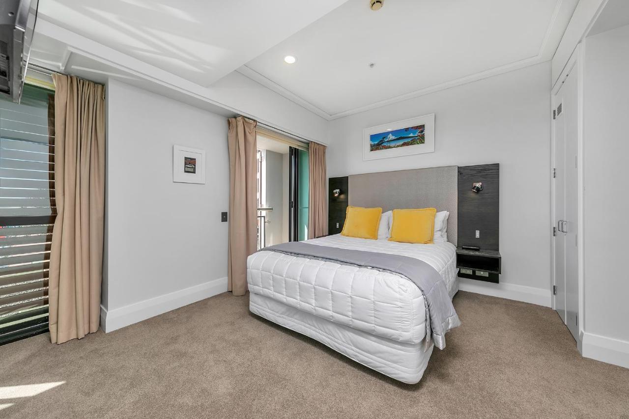 Fabulous Corner W/ Dazzling Harbour View Apartment *