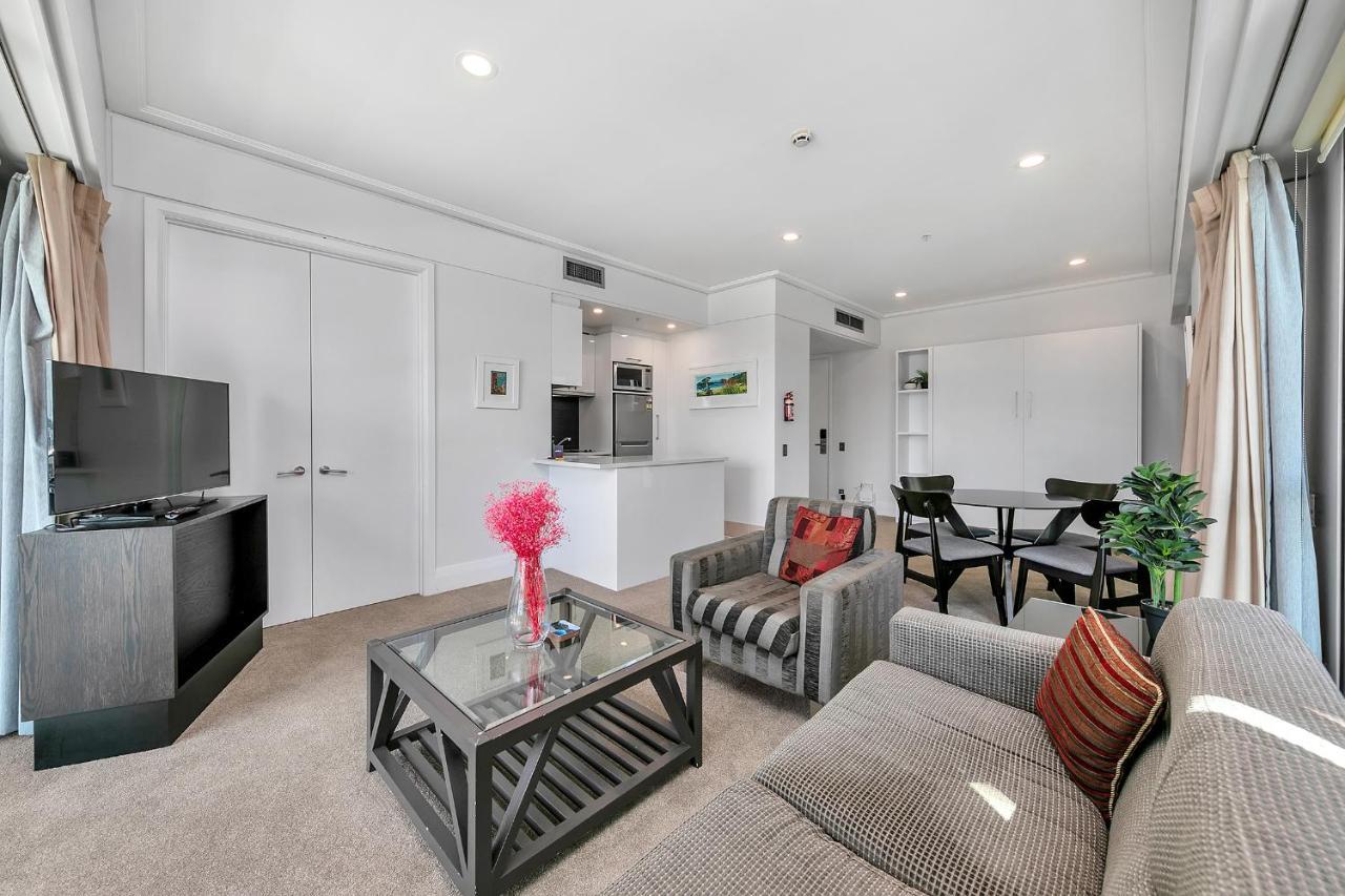 Fabulous Corner W/ Dazzling Harbour View Apartment