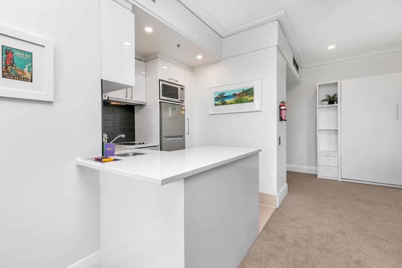 Fabulous Corner W/ Dazzling Harbour View Apartment