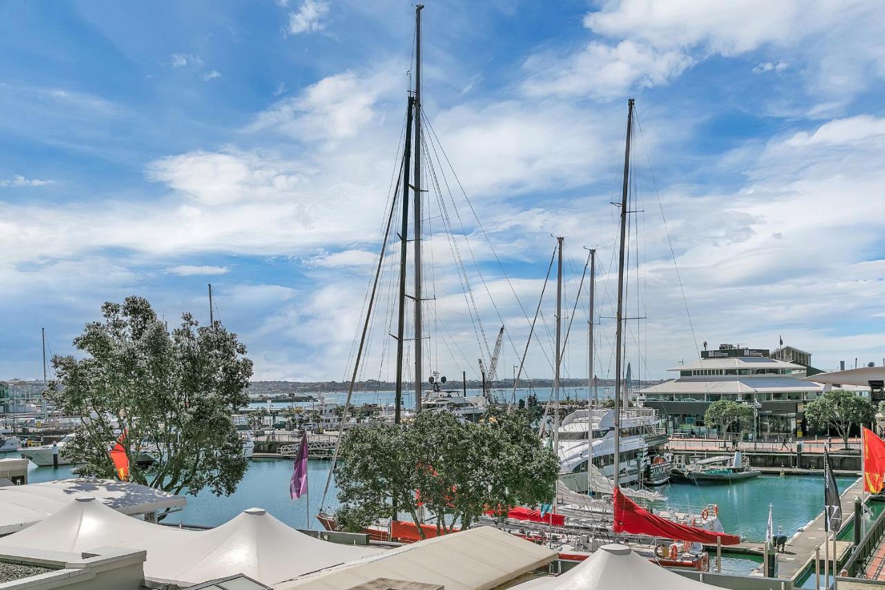 Fabulous Corner W/ Dazzling Harbour View Apartment *