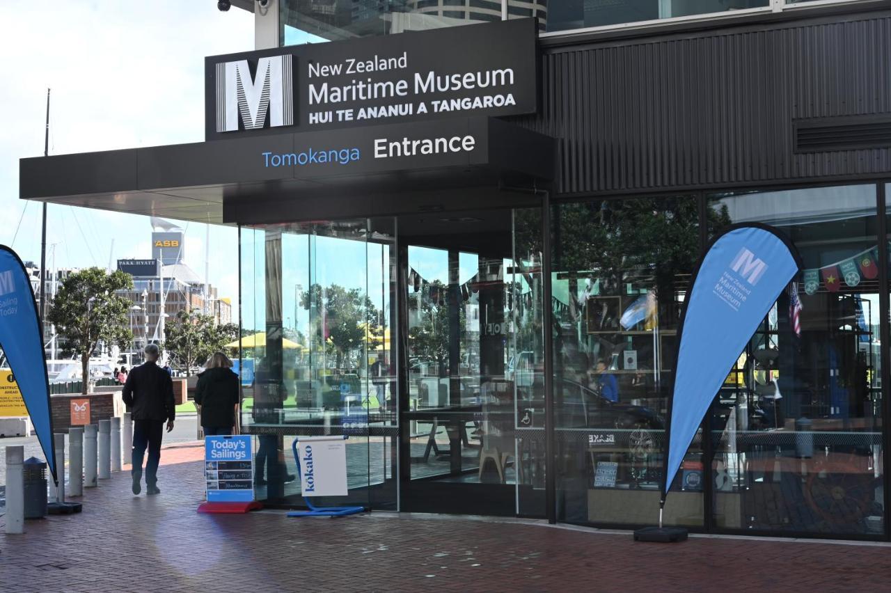 Fabulous Corner W/ Dazzling Harbour View Auckland