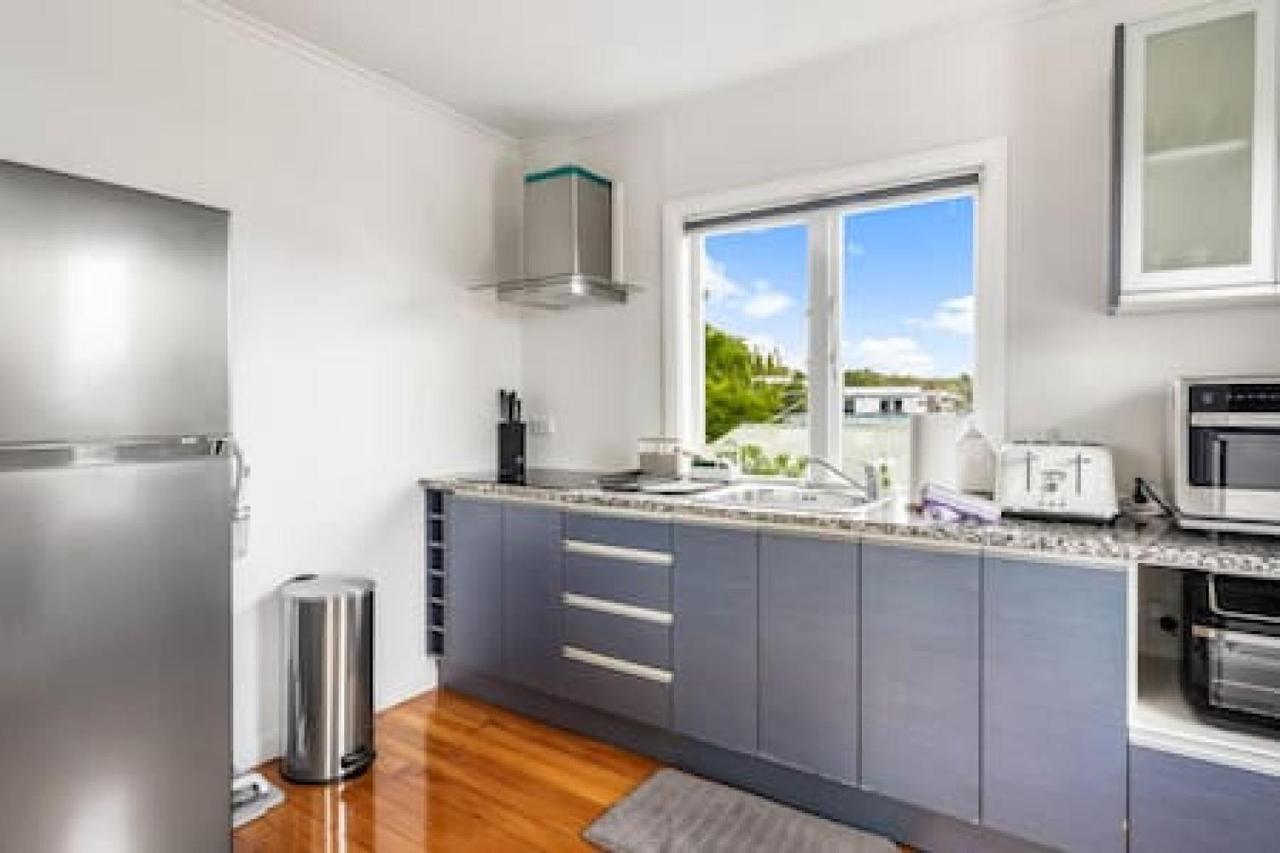 Sunny Side Getaway With Views And Deck Apartment *