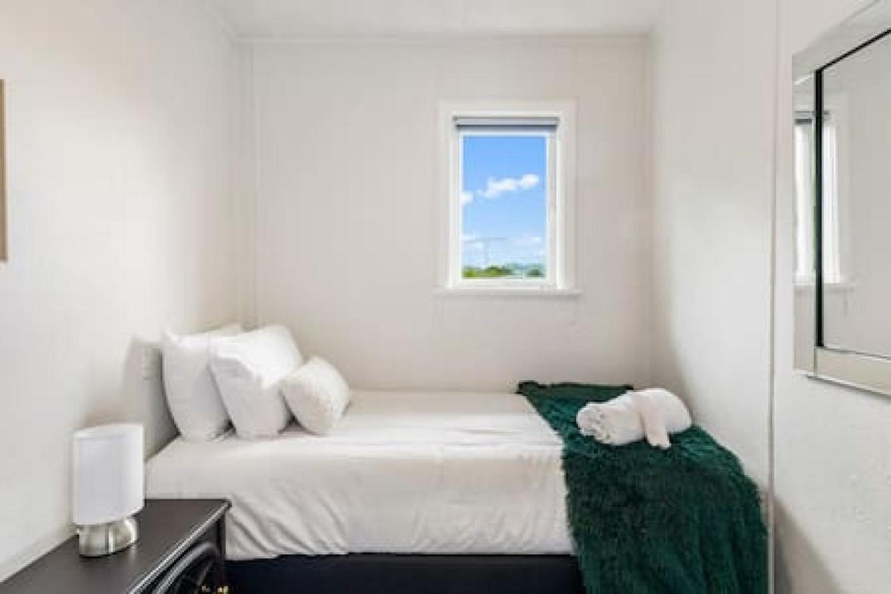 Sunny Side Getaway With Views And Deck Apartment Auckland