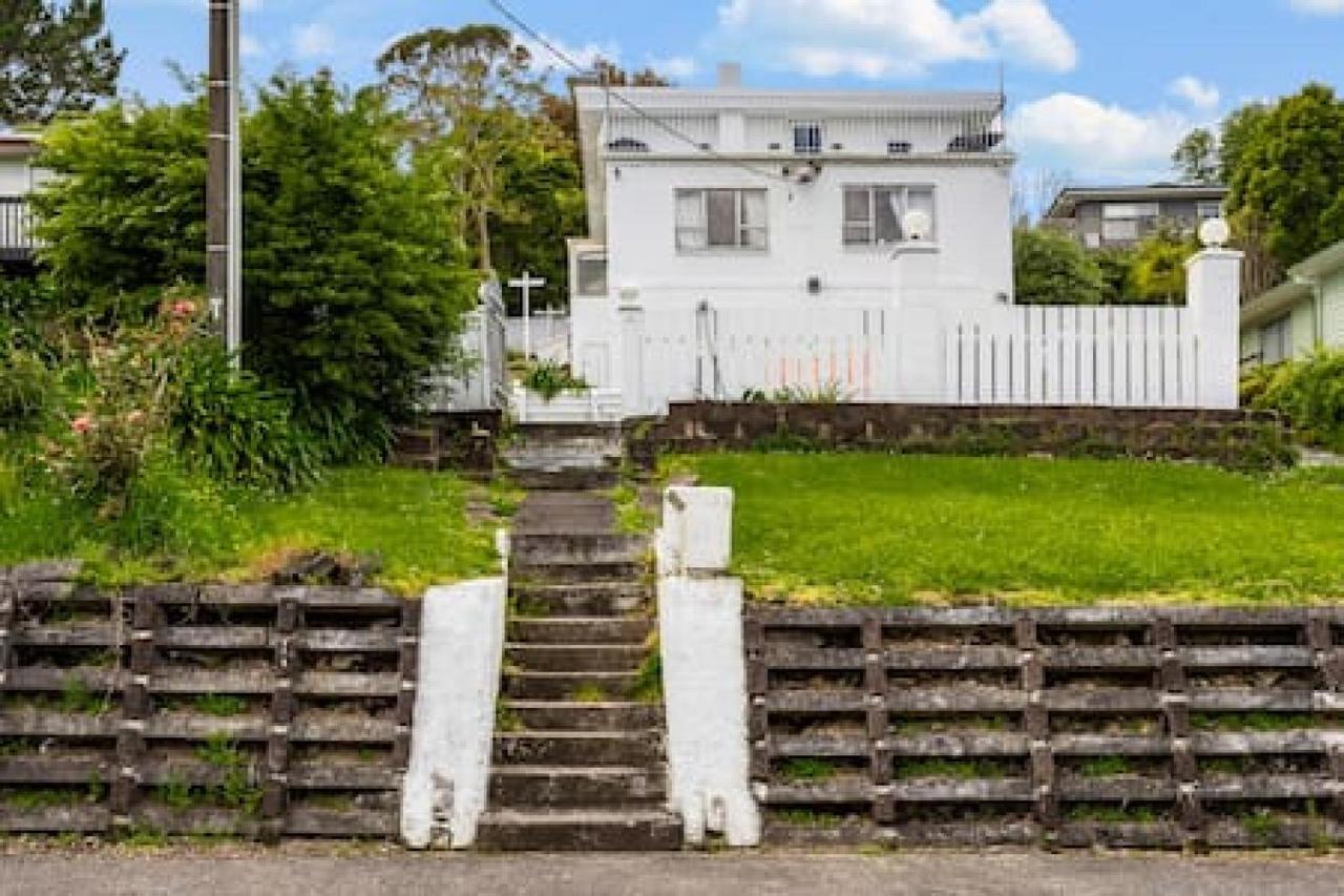 Apartment Sunny Side Getaway With Views And Deck Auckland