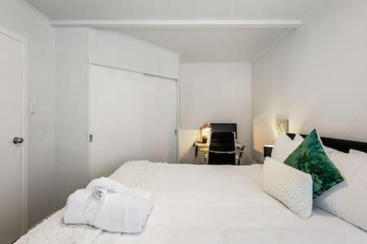 Sunny Side Getaway With Views And Deck Apartment Auckland