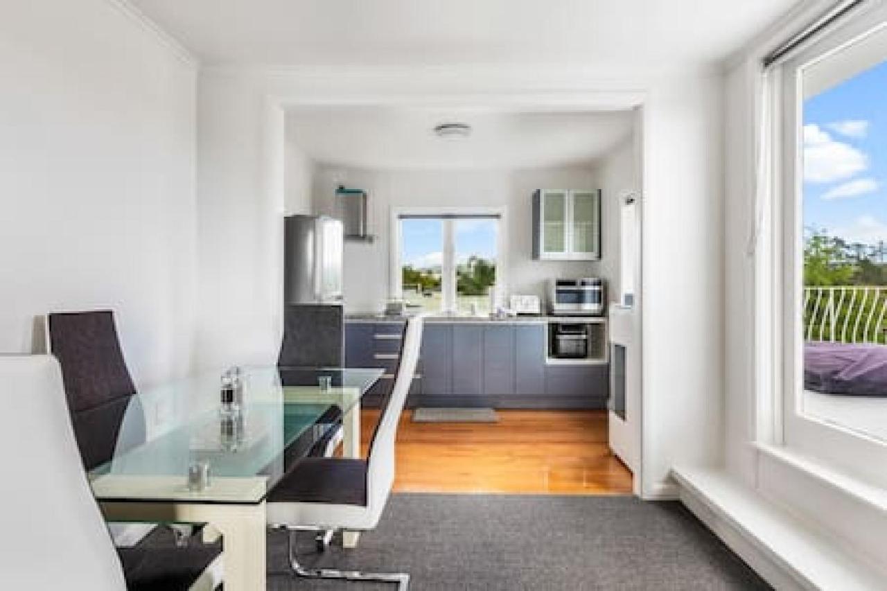 Apartment Sunny Side Getaway With Views And Deck Auckland