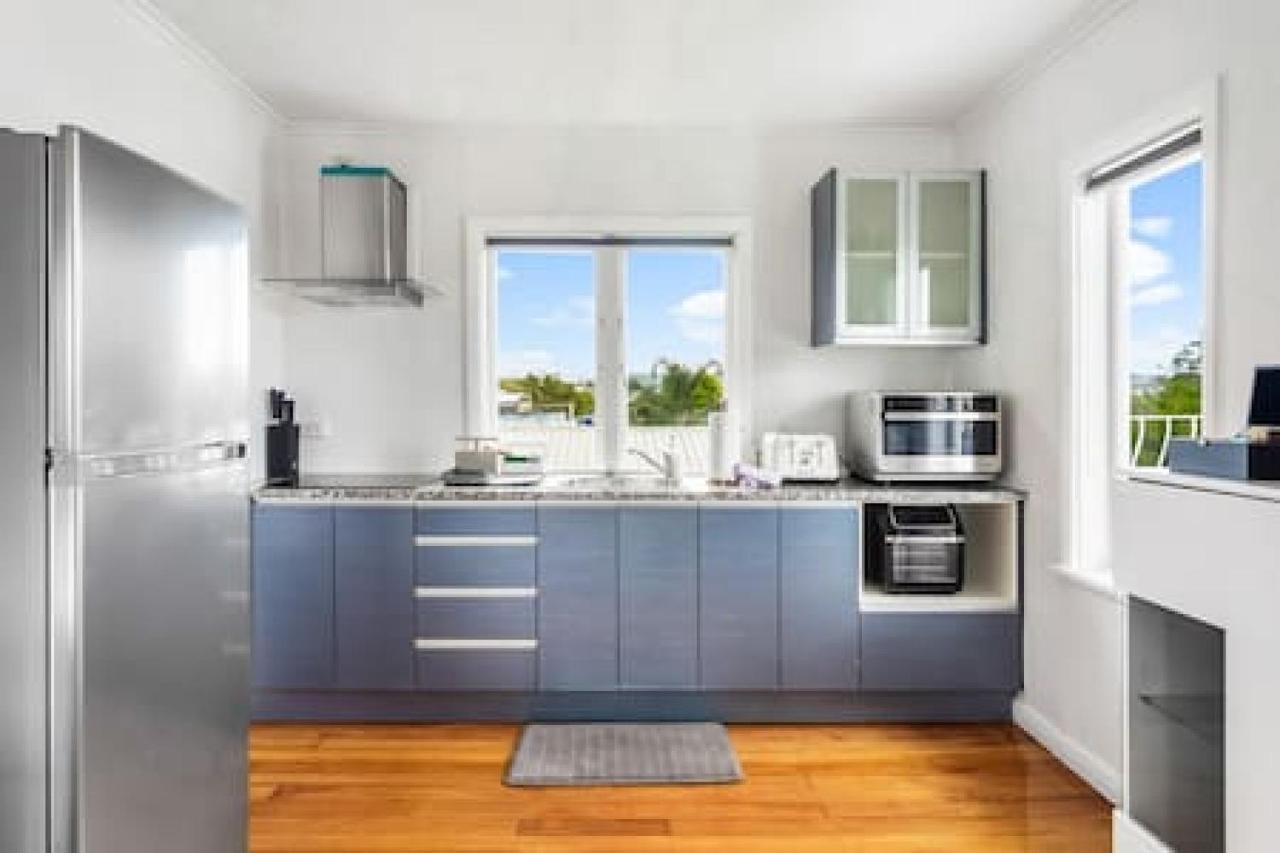 Sunny Side Getaway With Views And Deck Auckland