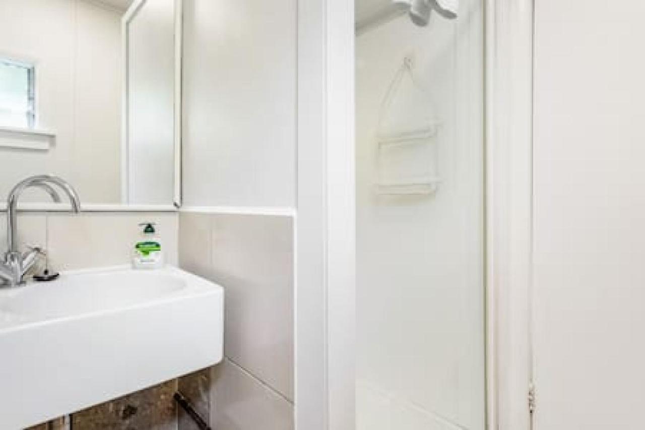 Sunny Side Getaway With Views And Deck * Auckland