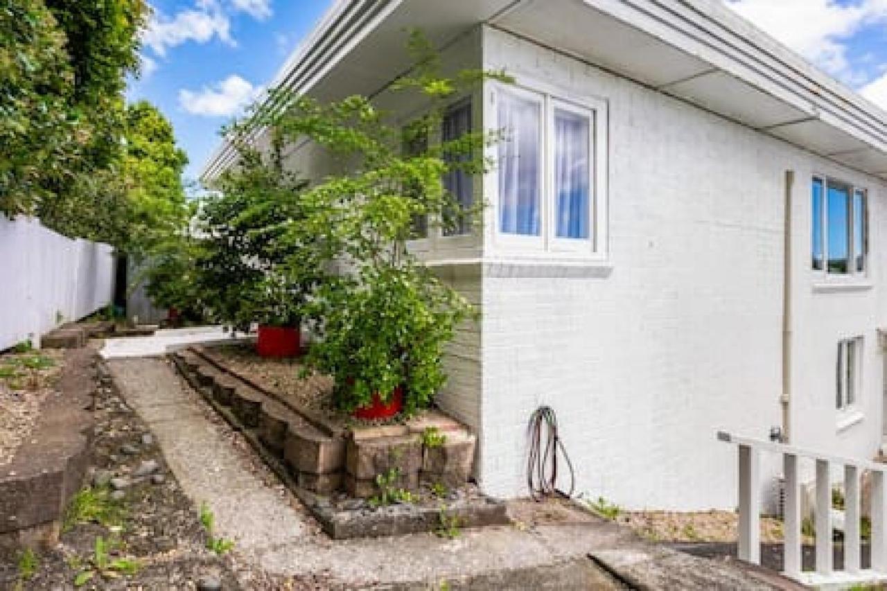 Sunny Side Getaway With Views And Deck Auckland