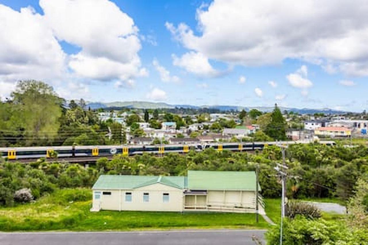 Sunny Side Getaway With Views And Deck Apartment Auckland