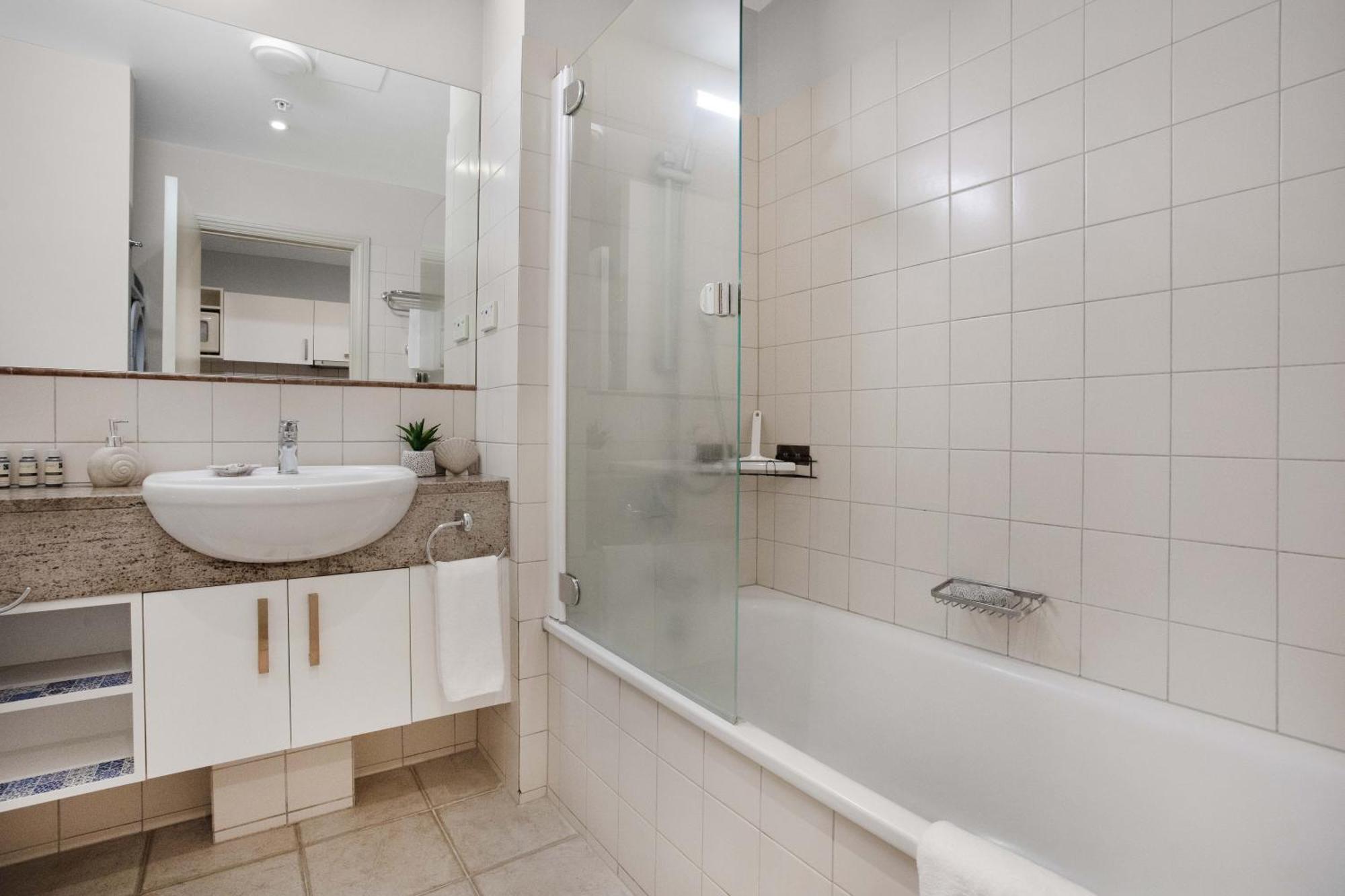 Apartment Deluxe Heated Pool Gym Hot Tub Sauna Tennis Court *