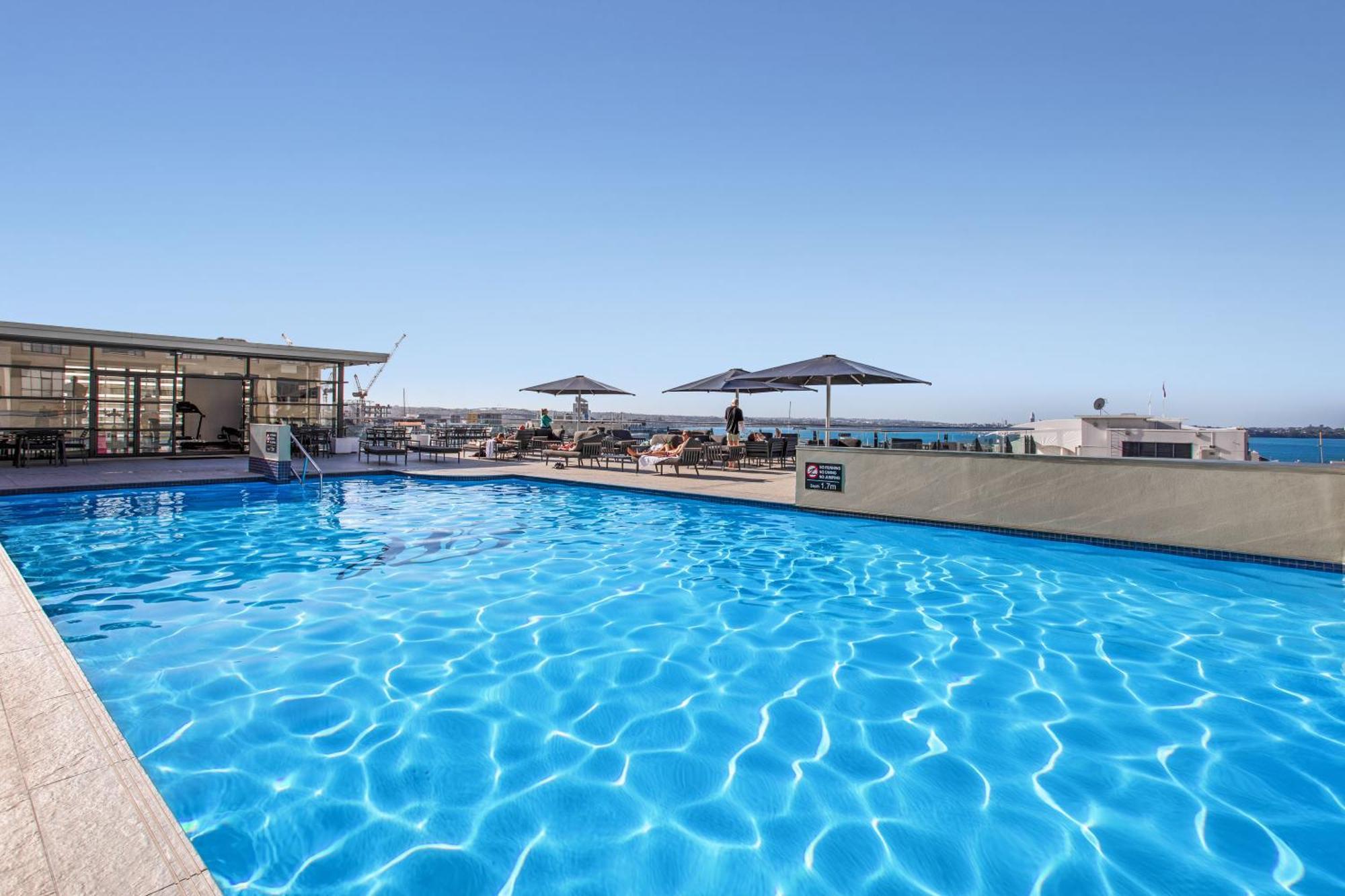 Deluxe Heated Pool Gym Hot Tub Sauna Tennis Court * Auckland