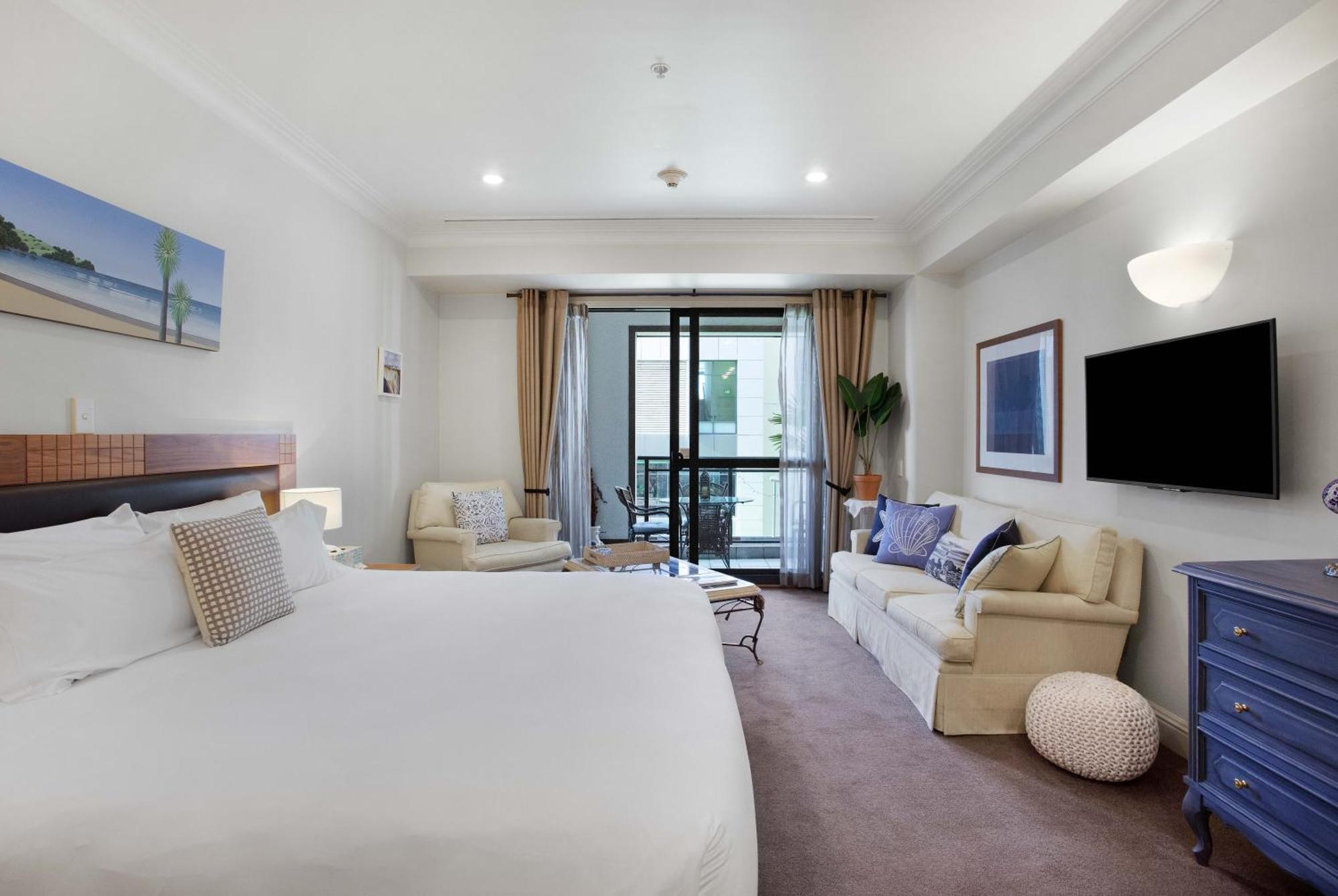 Deluxe Heated Pool Gym Hot Tub Sauna Tennis Court Apartment Auckland