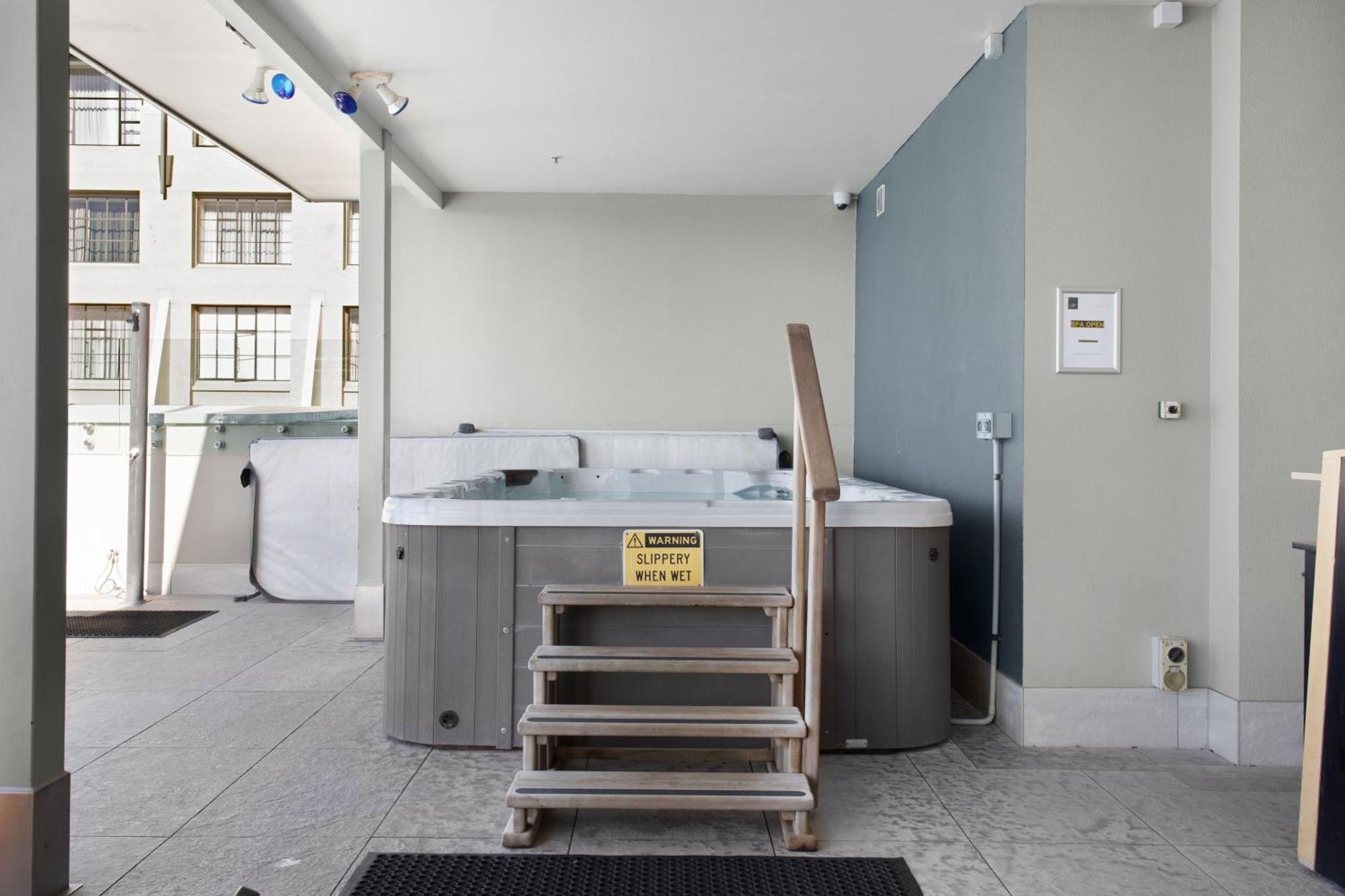 Deluxe Heated Pool Gym Hot Tub Sauna Tennis Court * Auckland