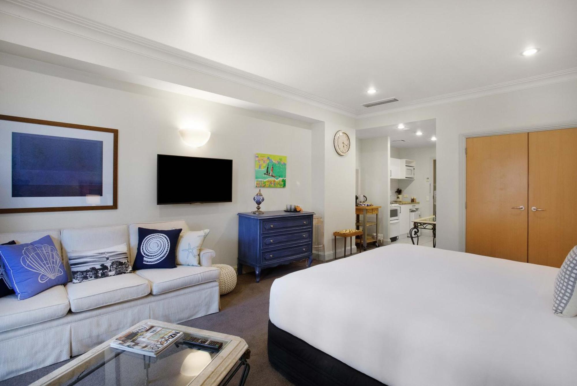 Deluxe Heated Pool Gym Hot Tub Sauna Tennis Court Apartment Auckland