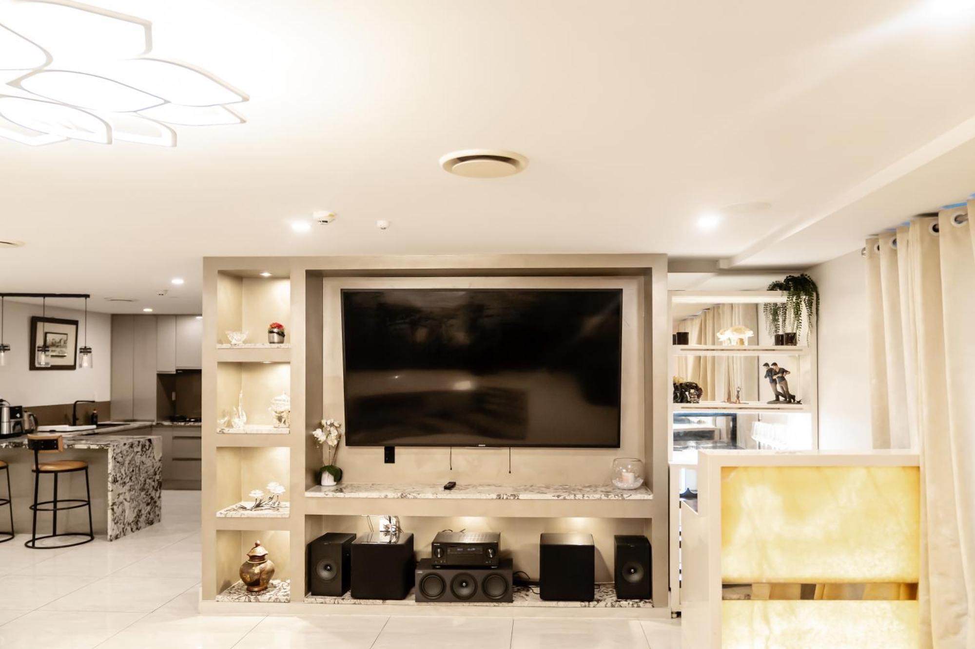 Luxury Apartment *