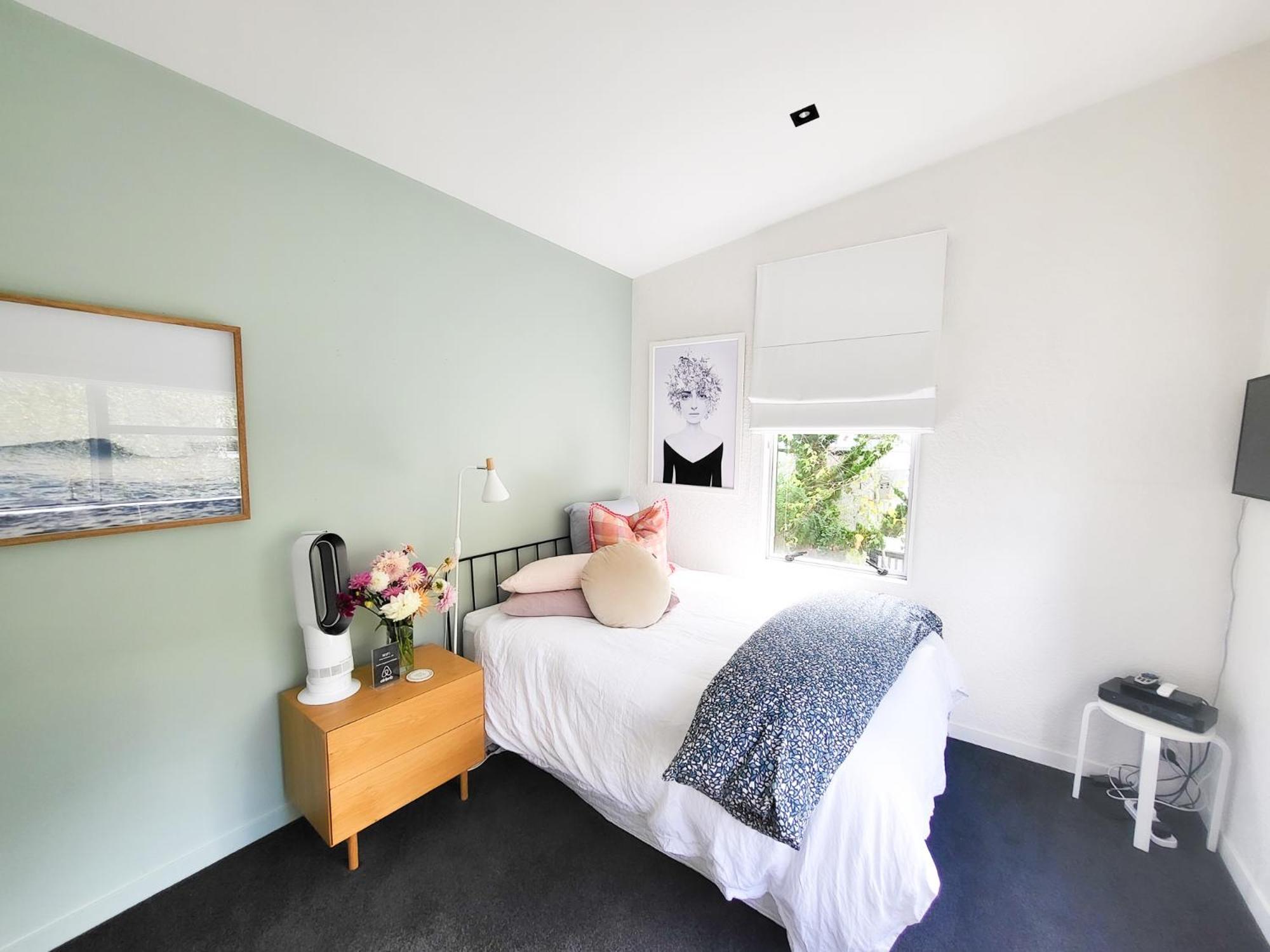 Inner Sunny Bedroom * Auckland